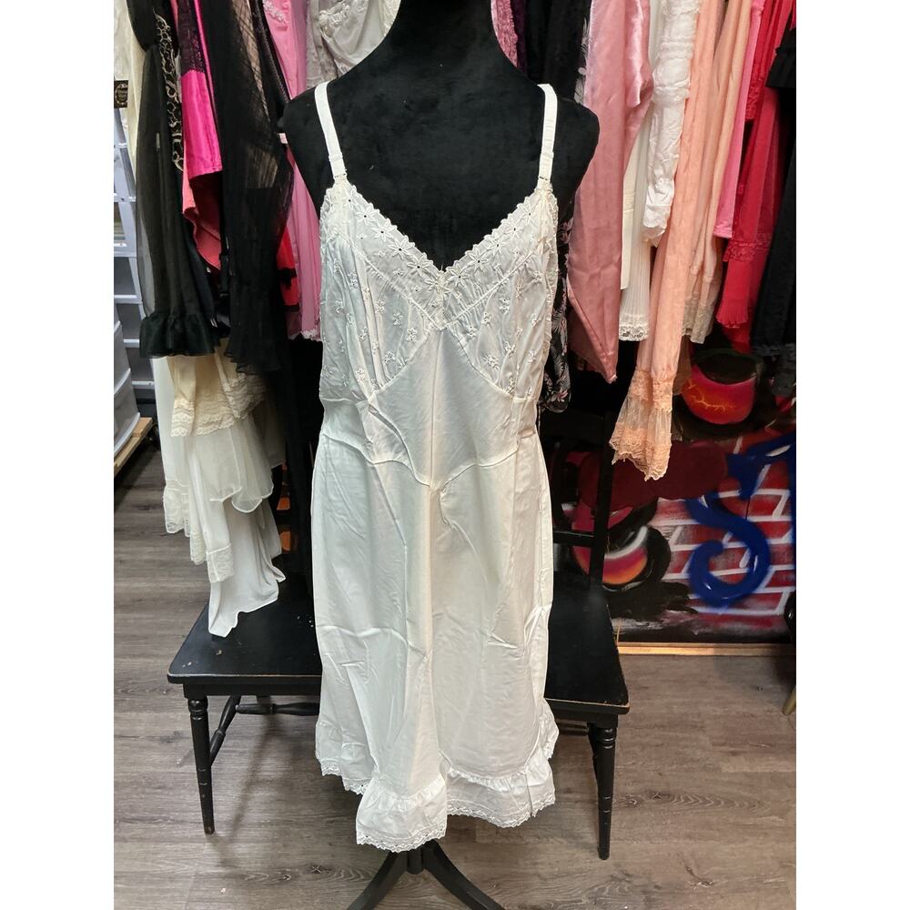 VINTAGE WHITE EMBROIDERED SLIP DRESS CHARMODE 40/LARGE